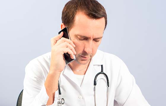  Кодирование гипнозом: мужчина врач говорит по телефону