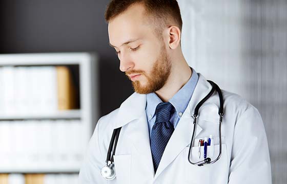  Круглосуточная наркологическая помощь: мужчина врач с бородой в белом халате
